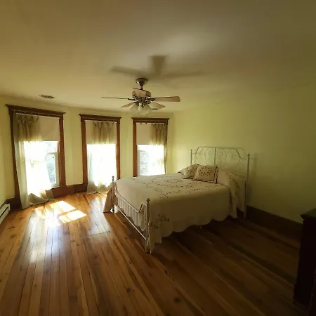 Basecampwv-Durbin. Spacious 4 Bedroom House W/Yard Room photo