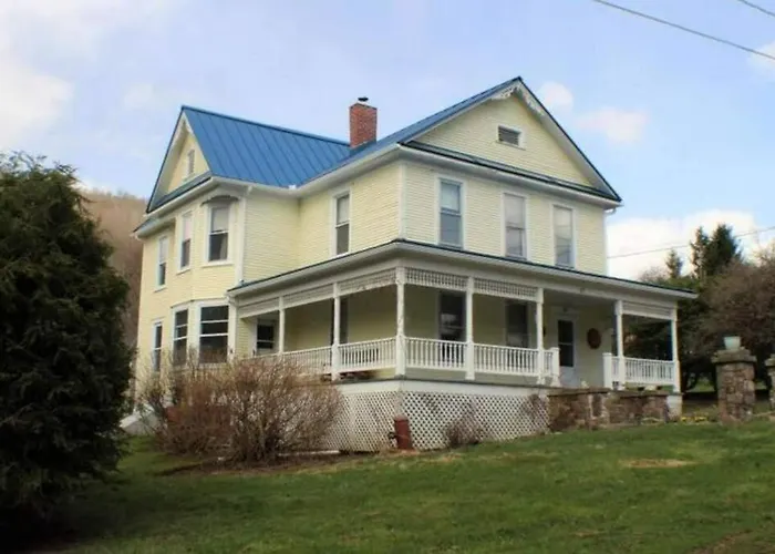 Basecampwv-Durbin. Spacious 4 Bedroom House W/Yard