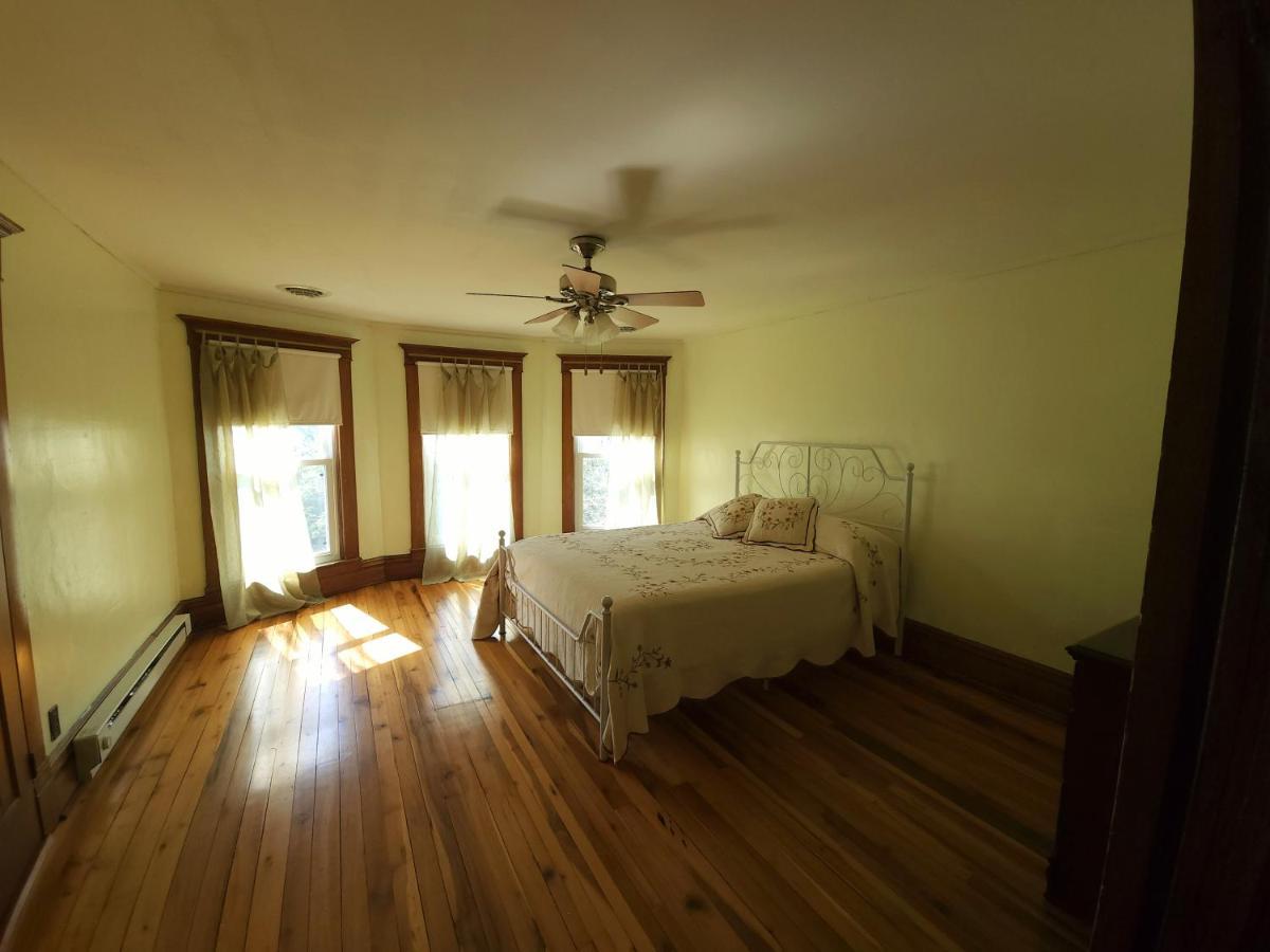 Basecampwv-durbin. Spacious 4 Bedroom House W/yard Holiday home